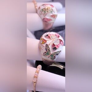 Colorful Butterfly Enamel Ring stretches elastic band around